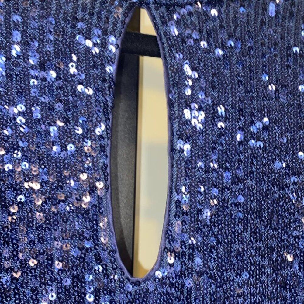 Short V-neck dress by Vince Camuto - Picture 4 of 8